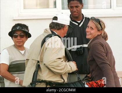 JOANNA JAGODA, FREUNDIN VON TIGER WOODS, BEOBACHTET DAS BRITISCHE OPEN GOLF TURNIER. ROYAL BIRKDALE, ENGLAND 15/6/1998 BILDNACHWEIS : © MARK PAIN Stockfoto