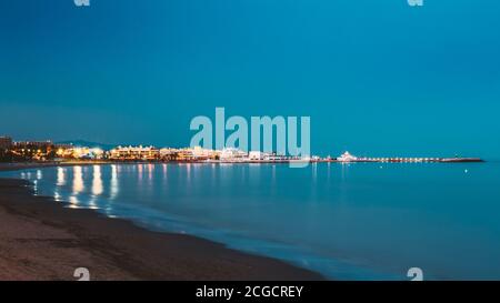 Benalmadena, Spanien. Nachtlandschaft Blick Auf Das Ufer, Die Küste, Strand. Benalmadena ist eine Stadt in Andalusien in Spanien, 12 km westlich von Malaga, an der Costa Stockfoto