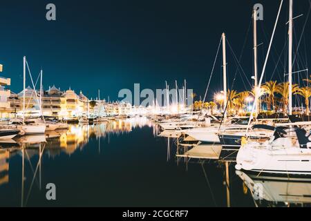 Benalmadena, Spanien. Nachtlandschaft Blick Auf Marina, Schiff In Puerto Marina. Malaga Region, An Der Costa Del Sol. Es ist für EINE große Anzahl von Stockfoto