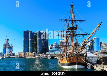 Nachbildung des Schiffes HMS 'Endeavour' von Captain Cook in Darling Harbour, Sydney, Australien. Im Hintergrund sind die International Towers zu sehen Stockfoto