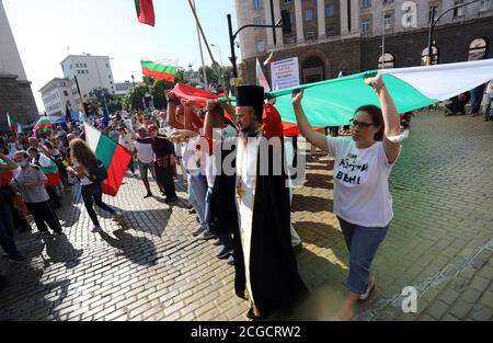 10. September, Sofia, Bulgarien: 64. Tag der Proteste gegen die Mafia, die Regierung und Generalstaatsanwalt Ivan Geschev. Die Menschen Rollen die bulgarische fl Stockfoto