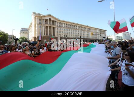 10. September, Sofia, Bulgarien: 64. Tag der Proteste gegen die Mafia, die Regierung und Generalstaatsanwalt Ivan Geschev. Die Menschen Rollen die bulgarische fl Stockfoto