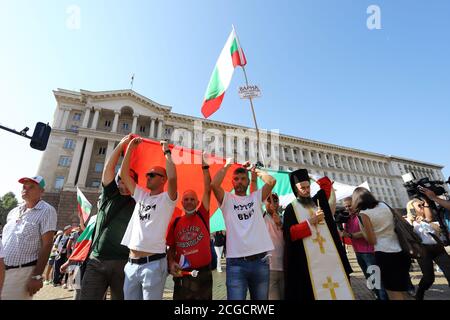 10. September, Sofia, Bulgarien: 64. Tag der Proteste gegen die Mafia, die Regierung und Generalstaatsanwalt Ivan Geschev. Die Menschen Rollen die bulgarische fl Stockfoto