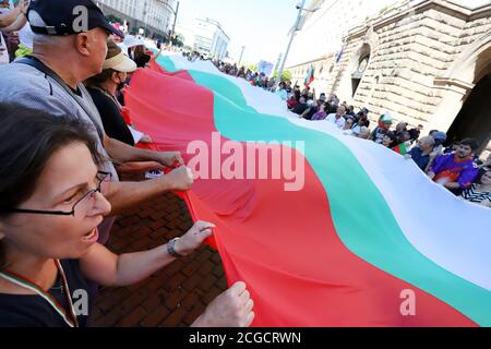 10. September, Sofia, Bulgarien: 64. Tag der Proteste gegen die Mafia, die Regierung und Generalstaatsanwalt Ivan Geschev. Die Menschen Rollen die bulgarische fl Stockfoto