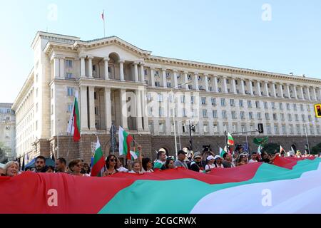 10. September, Sofia, Bulgarien: 64. Tag der Proteste gegen die Mafia, die Regierung und Generalstaatsanwalt Ivan Geschev. Die Menschen Rollen die bulgarische fl Stockfoto