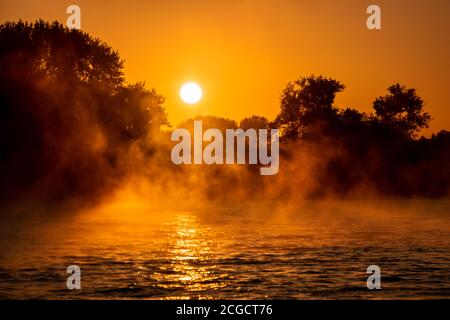 Köln Deutschland rheinfluß Sonnenaufgang mit Nebel und Nebel Am Morgen Stockfoto