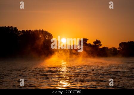 Köln Deutschland rheinfluß Sonnenaufgang mit Nebel und Nebel Am Morgen Stockfoto
