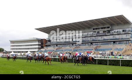 Läufer und Reiter kommen am zweiten Tag des William Hill St Leger Festivals auf der Doncaster Racecourse am Zielplatz der britischen Hengststuds EBF Carrie Red Foules' Nursery Handicap vorbei. Stockfoto