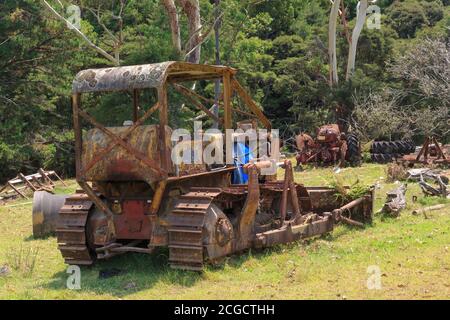 Eine alte, rostige Bulldozer, auf einem Bauernhof mit anderen Maschinen verlassen Stockfoto