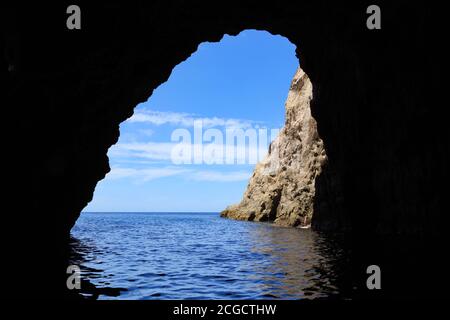Der Blick von innen auf eine Meereshöhle, Blick auf das Meer. Orua Cave auf der Coromandel Peninsula, Neuseeland Stockfoto
