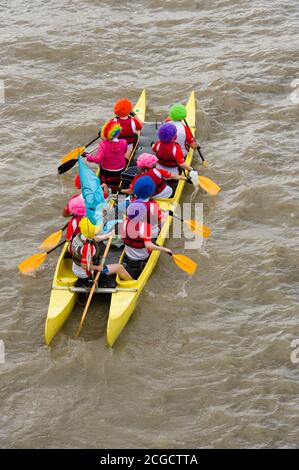 Boote, die am Great River Race teilnehmen, sind Londons River Marathon auf der Themse. Die Teilnehmer müssen einen 21.6 Meilen langen Kurs von Millwall Docks nach Ham House, Richmond, von der Tower Bridge fotografiert, rudern. Tower Bridge, London, Großbritannien. September 2013 Stockfoto