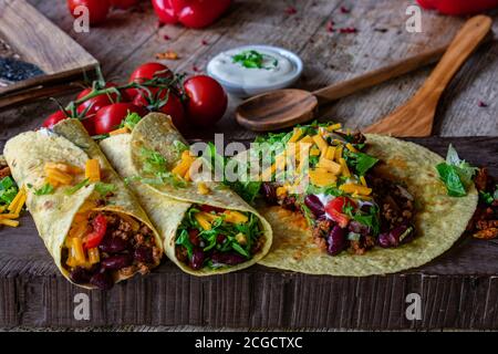 mexikanische würzige Tortilla Wraps mit Hackfleisch, Bohnen und Gemüse Stockfoto