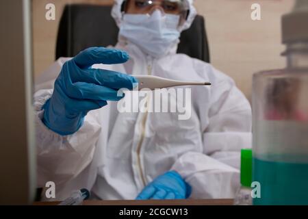 Arzt Krankenschwester hält und zeigt Coronavirus Test Kit Blutergebnis Stockfoto