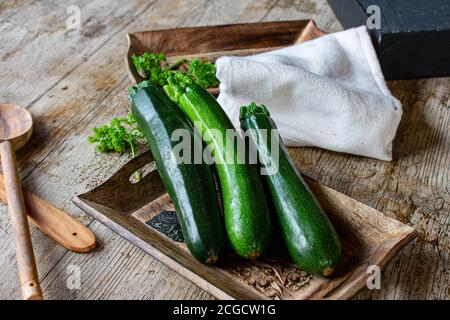 Frische Zucchini auf rustikalem Holzhintergrund Stockfoto