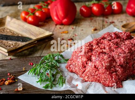 Frisches und rohes Hackfleisch, Hackfleisch aus einem Metzger auf Holztisch Hintergrund Stockfoto