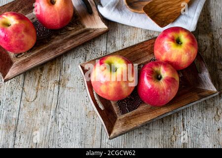 Rosa Äpfel auf einem hölzernen Hintergrund Stockfoto