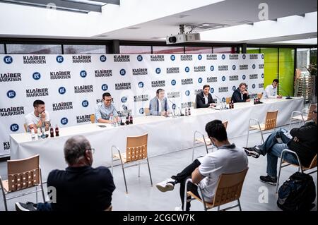 Forest, Deutschland. September 2020. Blick auf das Podium der Pressekonferenz. Von links nach rechts Jerome Gondorf (KSC), Trainer Christian Eichner (KSC), Sportdirektor Oliver Kreuzer (KSC), Geschäftsführer Michael Becker (KSC), Rolf Klaiber (Sponsor/Klaiber Markisen), Florian Kornprobst (Pressesprecher LSC). GES/Fußball/2. Bundesliga: KSC Jahrespressekonferenz, 09/10/2020 Fußball: Karlsruhe Sport Club: Mediakonferenz, Pressekonferenz, Forst 10. September 2020 Quelle: dpa/Alamy Live News Stockfoto