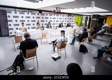 Forest, Deutschland. September 2020. Blick auf das Podium der Pressekonferenz. Von links nach rechts Jerome Gondorf (KSC), Trainer Christian Eichner (KSC), Sportdirektor Oliver Kreuzer (KSC), Geschäftsführer Michael Becker (KSC), Rolf Klaiber (Sponsor/Klaiber Markisen), Florian Kornprobst (Pressesprecher LSC). GES/Fußball/2. Bundesliga: KSC Jahrespressekonferenz, 09/10/2020 Fußball: Karlsruhe Sport Club: Mediakonferenz, Pressekonferenz, Forst 10. September 2020 Quelle: dpa/Alamy Live News Stockfoto