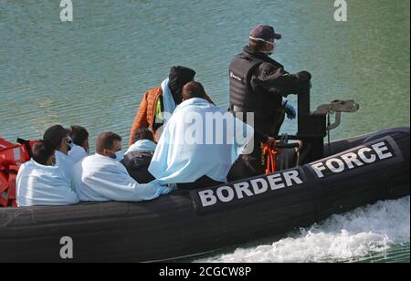 Eine Gruppe von Menschen, die als Migranten gelten, werden nach einem kleinen Bootsunfall im Kanal von Grenzbeamten nach Dover, Kent, gebracht. Stockfoto