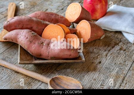 Süßkartoffeln auf Holztisch Stockfoto