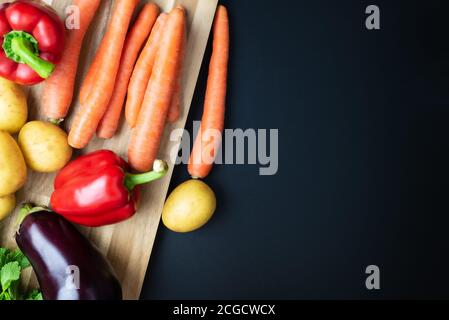 Oben Ansicht von frischem Bio-Gemüse auf Holz Schneidebrett Stockfoto