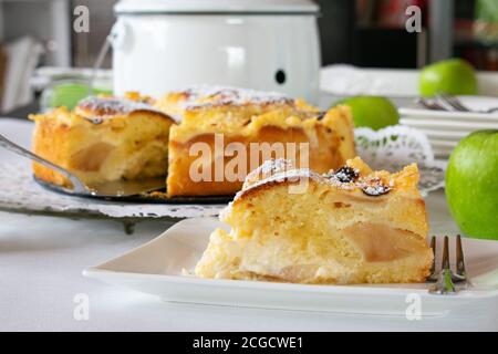 Ein Stück Apfelkuchen mit saurer Sahne auf einem Platte Stockfoto