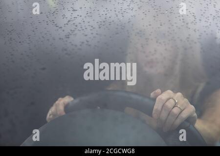 Hübsche Frau im mittleren Alter am Steuer von ihr Auto pendeln zur Arbeit Stockfoto