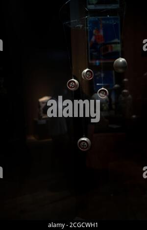 Danzig, Nordpolen - 15. August 2020: Ein hängendes Medaillon mit dem nazi-Schild, das in einem berühmten Kriegsmuseum aufbewahrt wird Stockfoto