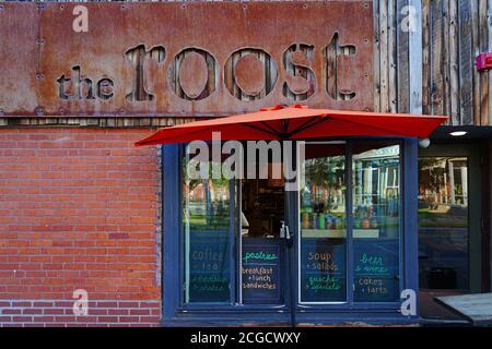 NORTHAMPTON, MA - 12. AUGUST 2020 - Blick auf Gebäude in der Innenstadt von Northampton, Massachusetts, Heimat des Smith College. Stockfoto