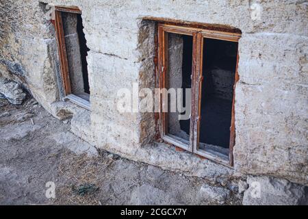 Steinmauer und Fenster des alten Hauses. Antike architektonische Ruinen Stockfoto