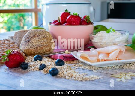 Gesundes Frühstück Vollkornkost fettarm, kalorienarmes Brot, Obst und Eiweiß Stockfoto