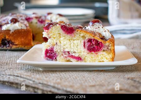 Ein Stück Kirschkuchen auf einem Teller Stockfoto