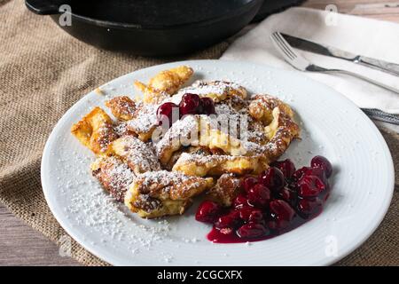 Kaiserschmarrn österreichischer Gourmet-Pfannkuchen Stockfoto