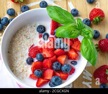 Haferbrei mit frischen Beeren in einer Schüssel von oben Stockfoto