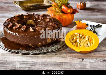 Frische und hausgemachte Schokolade Kürbisnusskuchen mit pekan Belag Stockfoto