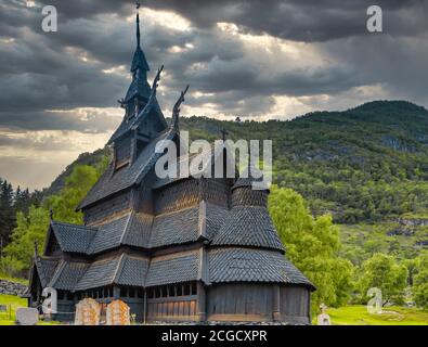 Die prächtige Stabkirche Borgund, Laerdal, Vestland, Norwegen. Erbaut um 1200 n. Chr. mit Holzbrettern auf einem Basilikumplan. Stockfoto