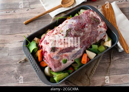 Zubereitung von Schweinebraten Stockfoto