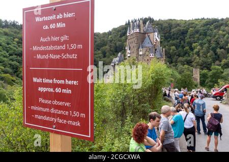 Cochem, Deutschland, 9. September 2020: Urlaub zu Hause: Aufgrund der durch die Corona-Krise verursachten Auslandsreisebeschränkungen verbringen viele Deutsche ihren Urlaub im eigenen Land. Besucher stehen am Eingang zur Burg Eltz in Rheinland-Pfalz, zu der nicht mehr als 200 Personen zugelassen sind und Wartezeiten von mehr als einer Stunde akzeptieren Stockfoto