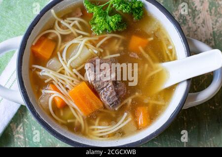 Eine Schale Rindernudelsuppe von oben Stockfoto