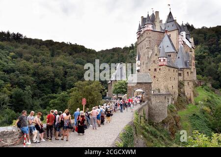 Cochem, Deutschland, 9. September 2020: Urlaub zu Hause: Aufgrund der durch die Corona-Krise verursachten Auslandsreisebeschränkungen verbringen viele Deutsche ihren Urlaub im eigenen Land. Besucher stehen am Eingang zur Burg Eltz in Rheinland-Pfalz, zu der nicht mehr als 200 Personen zugelassen sind und Wartezeiten von mehr als einer Stunde akzeptieren Stockfoto