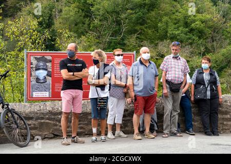 Cochem, Deutschland, 9. September 2020: Urlaub zu Hause: Aufgrund der durch die Corona-Krise verursachten Auslandsreisebeschränkungen verbringen viele Deutsche ihren Urlaub im eigenen Land. Besucher stehen am Eingang zur Burg Eltz in Rheinland-Pfalz, zu der nicht mehr als 200 Personen zugelassen sind und Wartezeiten von mehr als einer Stunde akzeptieren Stockfoto