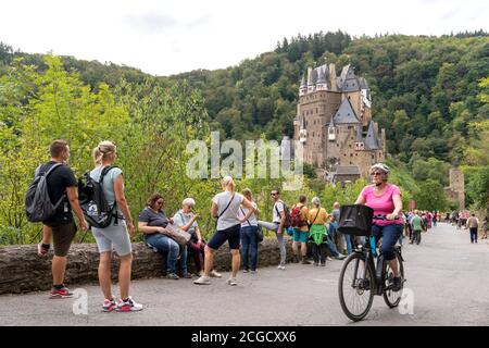 Cochem, Deutschland, 9. September 2020: Urlaub zu Hause: Aufgrund der durch die Corona-Krise verursachten Auslandsreisebeschränkungen verbringen viele Deutsche ihren Urlaub im eigenen Land. Besucher stehen am Eingang zur Burg Eltz in Rheinland-Pfalz, zu der nicht mehr als 200 Personen zugelassen sind und Wartezeiten von mehr als einer Stunde akzeptieren Stockfoto