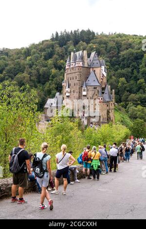 Cochem, Deutschland, 9. September 2020: Urlaub zu Hause: Aufgrund der durch die Corona-Krise verursachten Auslandsreisebeschränkungen verbringen viele Deutsche ihren Urlaub im eigenen Land. Besucher stehen am Eingang zur Burg Eltz in Rheinland-Pfalz, zu der nicht mehr als 200 Personen zugelassen sind und Wartezeiten von mehr als einer Stunde akzeptieren Stockfoto