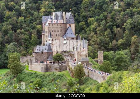 Cochem, Deutschland, 9. September 2020: Urlaub zu Hause: Aufgrund der durch die Corona-Krise verursachten Auslandsreisebeschränkungen verbringen viele Deutsche ihren Urlaub im eigenen Land. Besucher stehen am Eingang zur Burg Eltz in Rheinland-Pfalz, zu der nicht mehr als 200 Personen zugelassen sind und Wartezeiten von mehr als einer Stunde akzeptieren Stockfoto