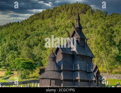 Die prächtige Stabkirche Borgund, Laerdal, Vestland, Norwegen. Erbaut um 1200 n. Chr. mit Holzbrettern auf einem Basilikumplan. Stockfoto