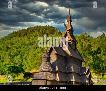 Die prächtige Stabkirche Borgund, Laerdal, Vestland, Norwegen. Erbaut um 1200 n. Chr. mit Holzbrettern auf einem Basilikumplan. Stockfoto