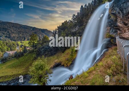 Steinsdalsfossen (auch ovsthussfossen oder ofthussfossen genannt) Wasserfall im Dorf Steine, Kvam, Vestland, Norwegen. Kaiser Wilhelm II. Besuchte i Stockfoto