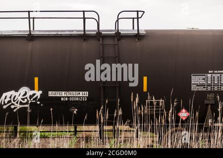Bahn mit Tankwagen Stockfoto