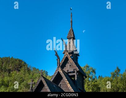 Die prächtige Stabkirche Borgund, Laerdal, Vestland, Norwegen. Erbaut um 1200 n. Chr. mit Holzbrettern auf einem Basilikumplan. Stockfoto