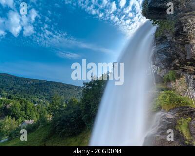 Steinsdalsfossen (auch ovsthussfossen oder ofthussfossen genannt) Wasserfall im Dorf Steine, Kvam, Vestland, Norwegen. Kaiser Wilhelm II. Besuchte i Stockfoto